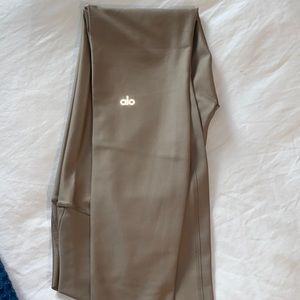 Women's Alo yoga airlift leggings size medium in color Gravel